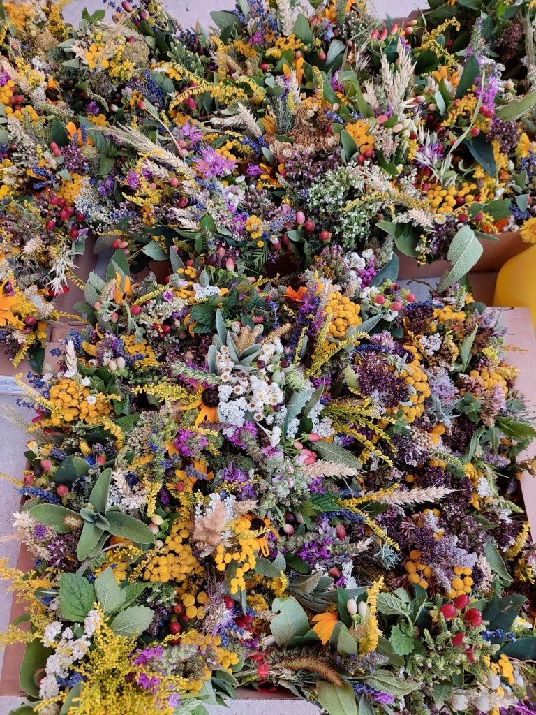 Kräuterbüscherlbinden für das Fest Maria Himmelfahrt am 15. August 2022